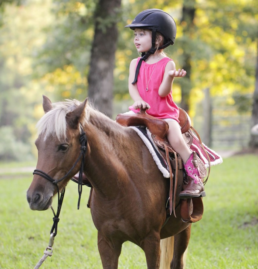Kind beim Ponyreiten